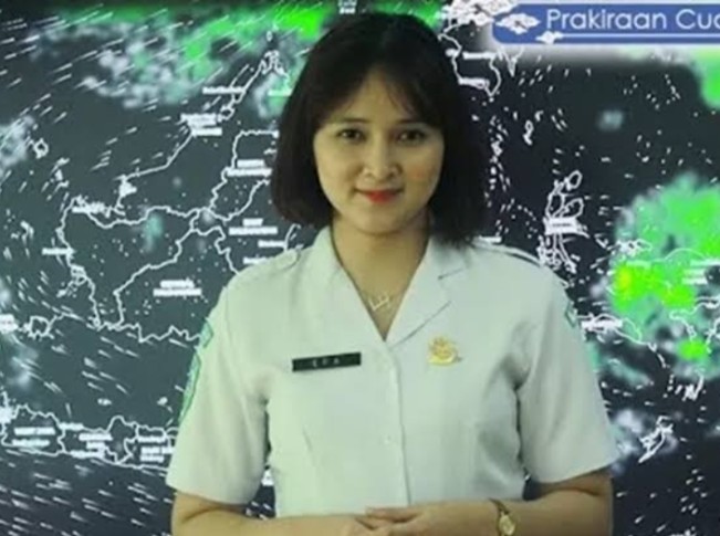 Prakirawan BMKG Efa Septiani dalam prakiraan cuaca daring di Jakarta. [Int]